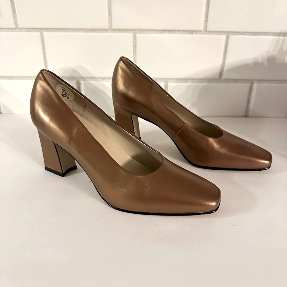 Y2K VINTAGE Cathy Jean 7 Gold  woman classic corpcore career leather 3” heel
